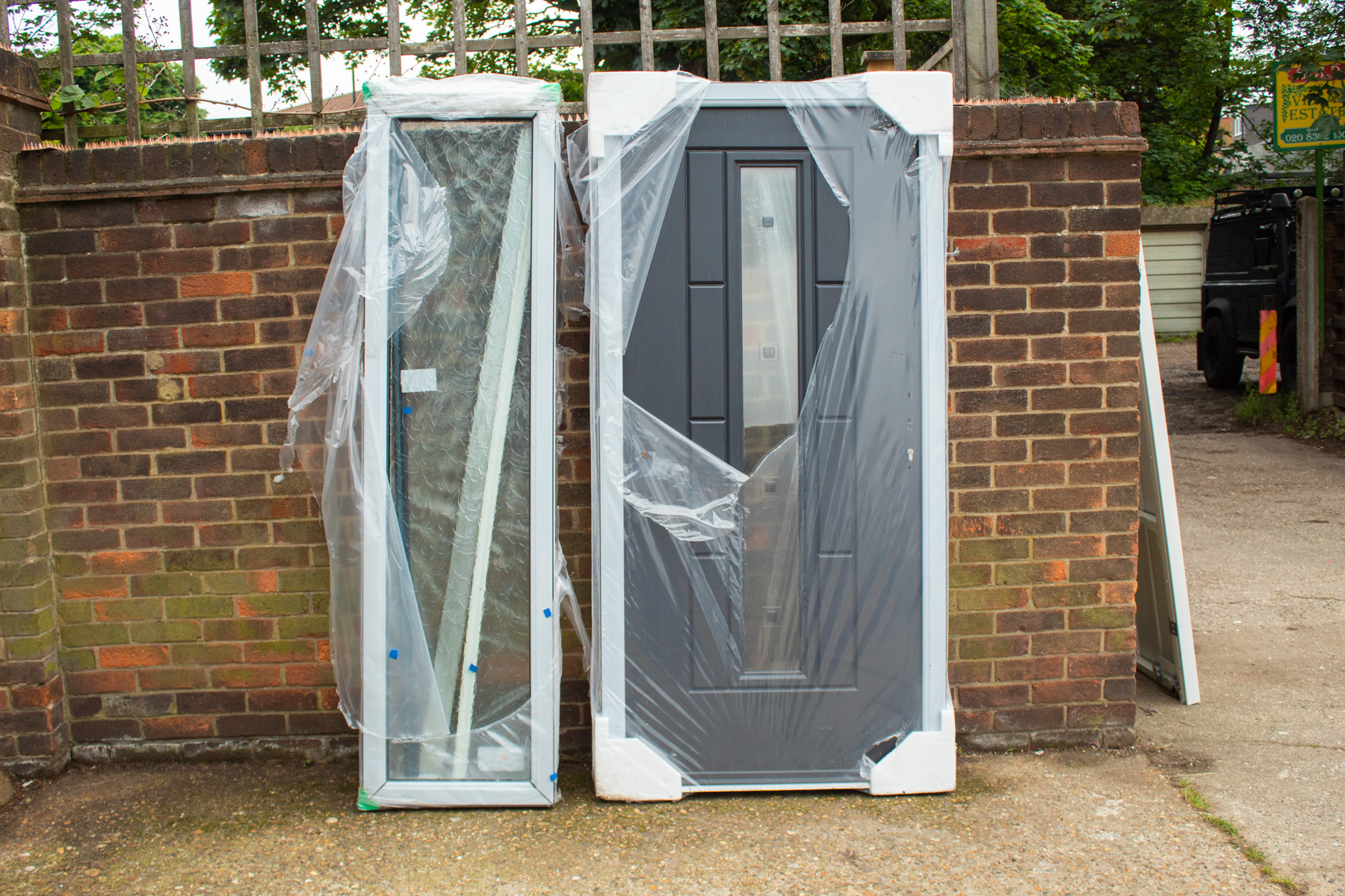 Rockdoor Vermont LH Opening Inwards with Quadra Glass + S-Lite in Anthracite