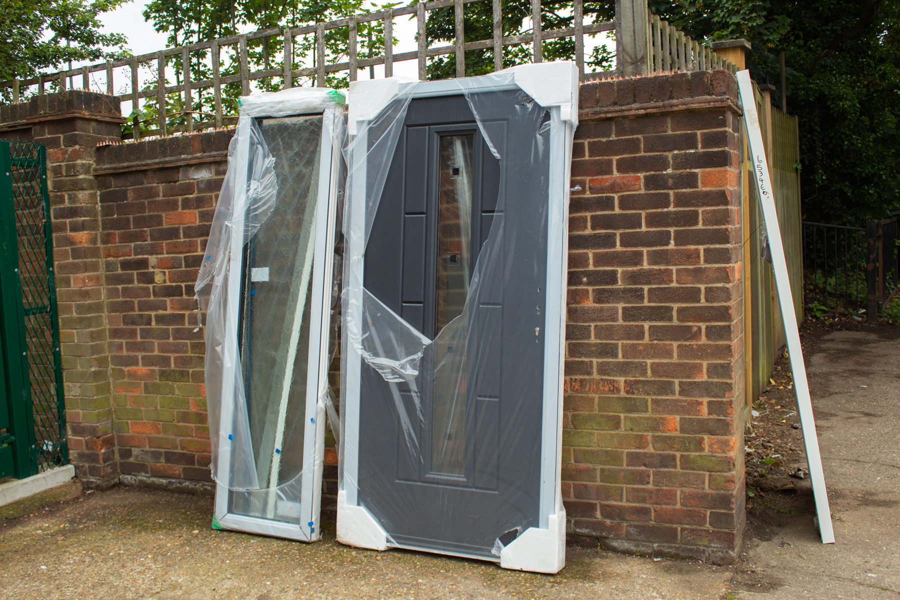 Rockdoor Vermont LH Opening Inwards with Quadra Glass + S-Lite in Anthracite